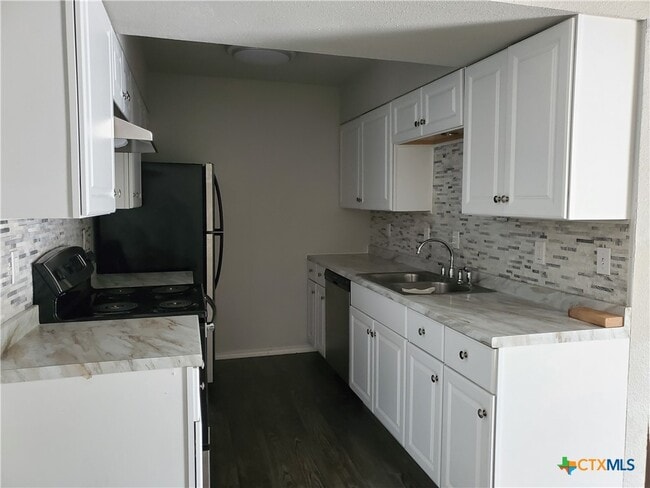 300 N Milam St in Seguin, TX - Building Photo - Building Photo