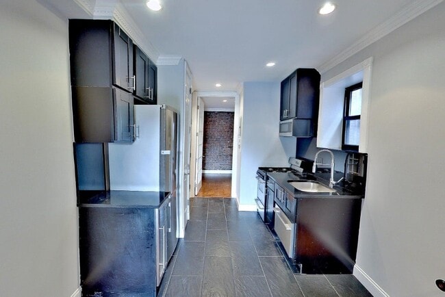 325 E 5th St, Unit E4 in New York, NY - Building Photo - Building Photo