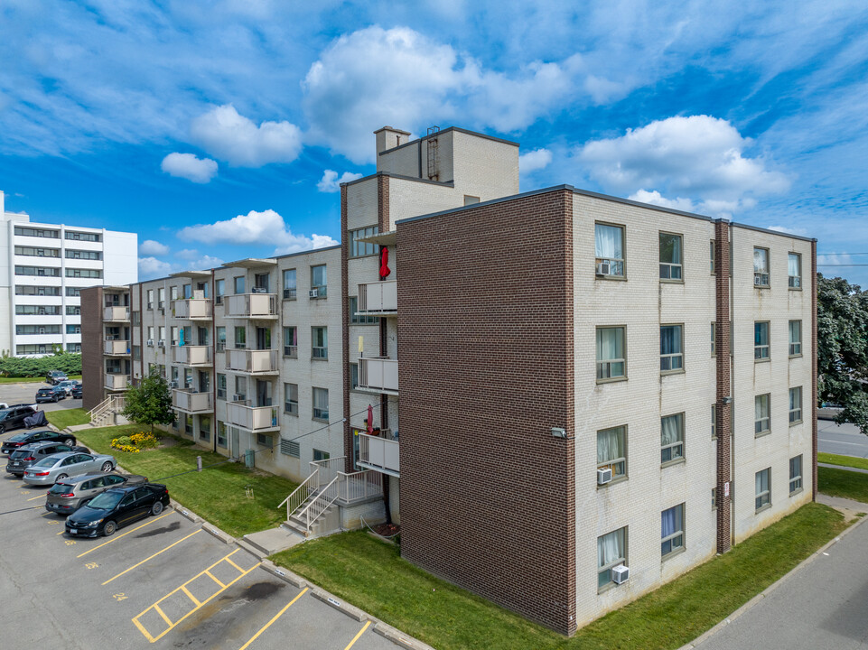 Glen Oaks in Brampton, ON - Building Photo