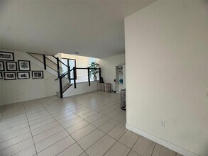 10240 NW 76th Ter in Doral, FL - Building Photo - Building Photo