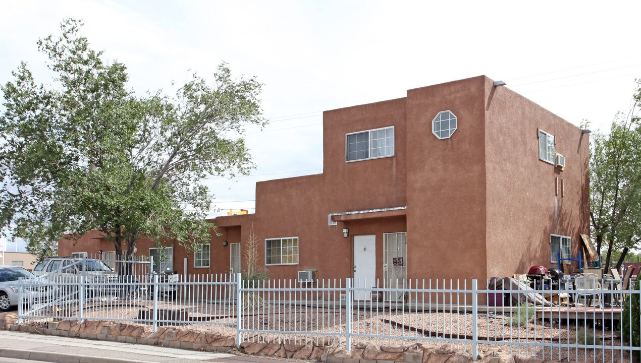 3804 Copper Ave NE in Albuquerque, NM - Building Photo