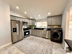 JEFFERSON AVENUE, Unit 2 in Staten Island, NY - Foto de edificio - Building Photo