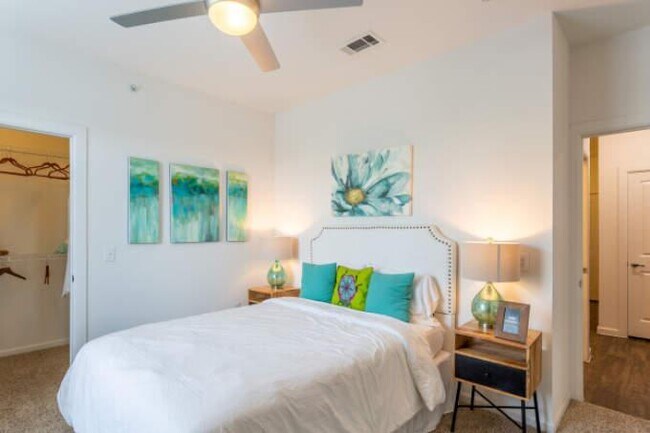 14233 The Lakes Blvd in Austin, TX - Building Photo - Building Photo