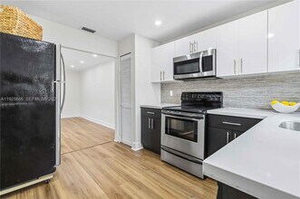 3240 SW 69th Ave in Miami, FL - Building Photo - Building Photo