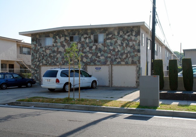 11944 Grevillea Ave in Hawthorne, CA - Foto de edificio - Building Photo