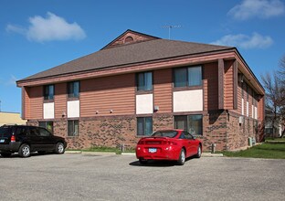 Cedar Acres Apartments in Hutchinson, MN - Foto de edificio - Building Photo