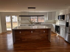 816 Utterback Store Rd in Great Falls, VA - Building Photo