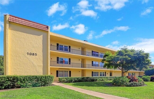 1085 Forest Lakes Dr in Naples, FL - Building Photo - Building Photo