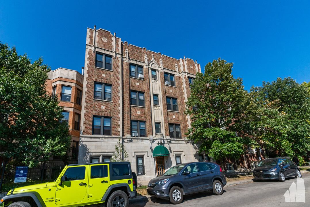 956 W Cuyler Ave, Unit 211 in Chicago, IL - Building Photo