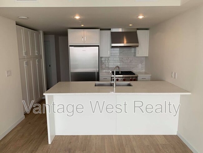 485 Groves Ave in Kelowna, BC - Building Photo - Building Photo