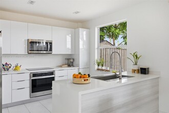 16061 NW 24th St in Pembroke Pines, FL - Foto de edificio - Building Photo