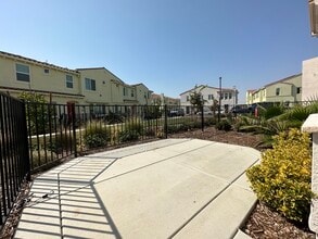 5301 E Commerce Way in Sacramento, CA - Foto de edificio - Building Photo
