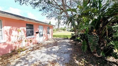 19 N Mango St in Englewood, FL - Building Photo - Building Photo