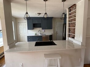 4 Hazel St, Unit 1 in Manchester, NH - Foto de edificio - Building Photo