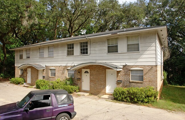 1802 Hartsfield Rd in Tallahassee, FL - Foto de edificio - Building Photo