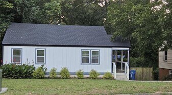 1129 Graymont Dr SW in Atlanta, GA - Building Photo