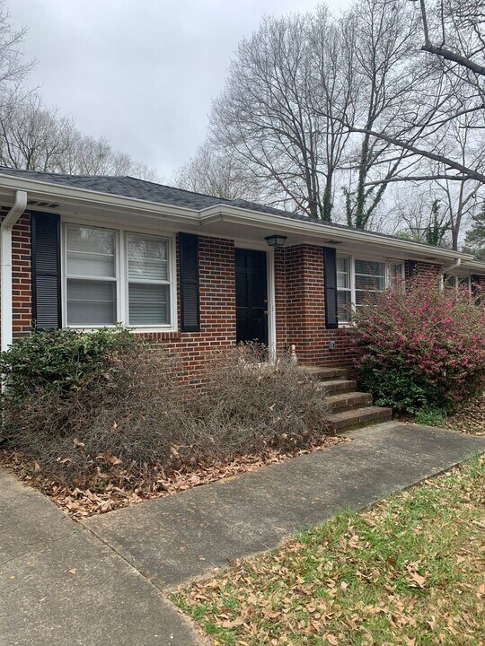 100 Lakeshore Dr in Athens, GA - Building Photo