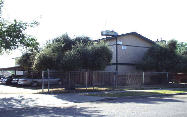 879 S Adler Ave in Fresno, CA - Foto de edificio - Building Photo