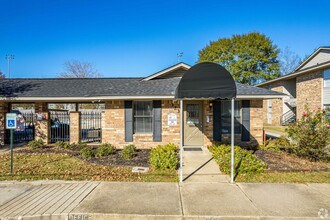 Seasons & Woodale Apartments in Monroe, LA - Foto de edificio - Building Photo