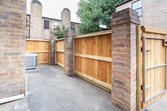 9800 Pagewood Ln in Houston, TX - Building Photo - Building Photo