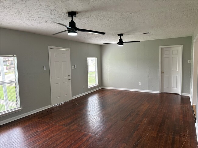 5345 Higgins St in Houston, TX - Foto de edificio - Building Photo
