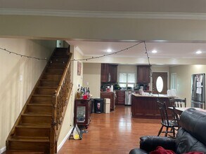 120 Pilgrim Ln in Westbury, NY - Building Photo - Building Photo
