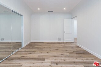 994 Stearns Dr in Los Angeles, CA - Building Photo - Building Photo