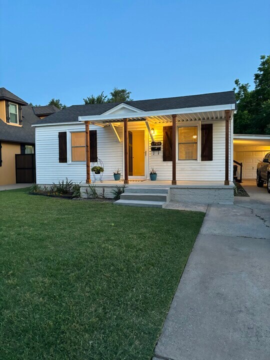 6904 NW 43rd St in Bethany, OK - Building Photo