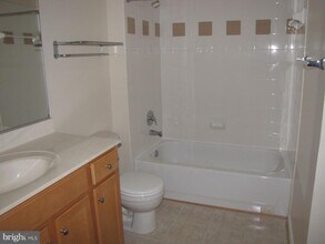 5117 Travis Edward Way in Centreville, VA - Foto de edificio - Building Photo