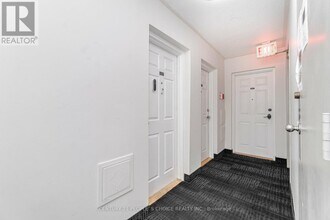 3065-3065 Queen Frederica Dr in Mississauga, ON - Building Photo - Building Photo