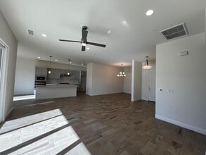 2112 Daffodil St in Kingsburg, CA - Building Photo - Building Photo