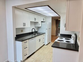 AK Duplex, Unit 20th Ave NE (19659) in Shoreline, WA - Building Photo - Building Photo