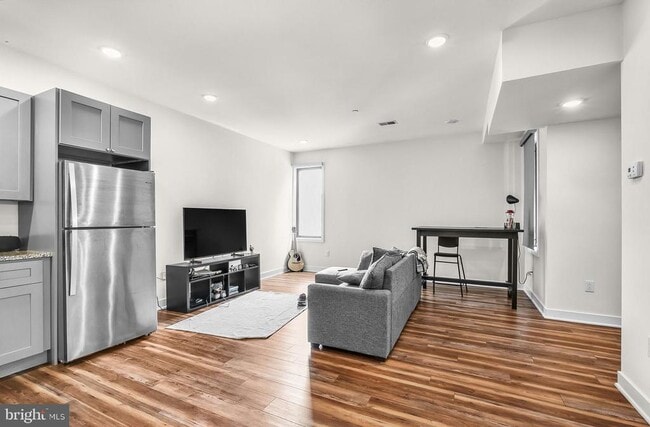 2411 Kensington Ave in Philadelphia, PA - Building Photo - Building Photo