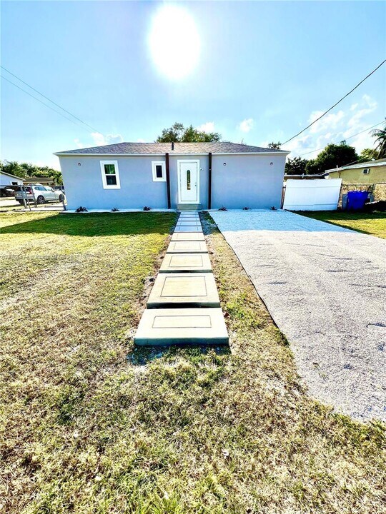 5803 Arthur St in Hollywood, FL - Building Photo
