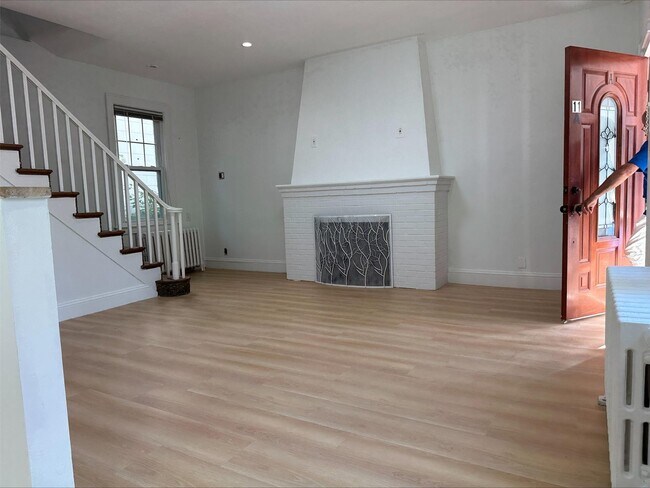 11 Floyd Pl in Great Neck, NY - Building Photo - Building Photo