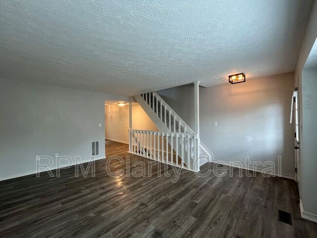 869 Charnwood Ln in Columbus, OH - Building Photo - Building Photo