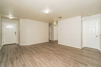 5315 Pertelote Farm in San Antonio, TX - Building Photo - Building Photo