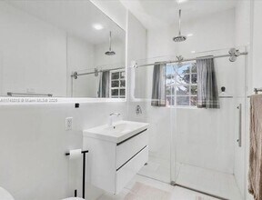 600 Surfside Blvd in Surfside, FL - Building Photo - Building Photo