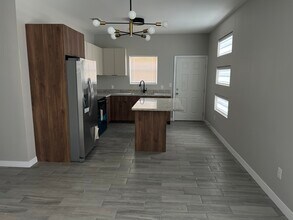 521 N Delaware St, Unit 2 in Alton, TX - Foto de edificio - Building Photo