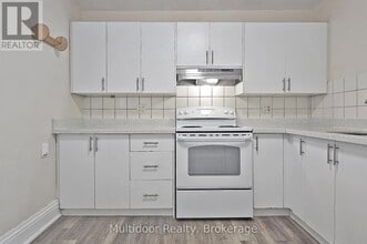 95 Sanford Ave N in Hamilton, ON - Building Photo - Building Photo