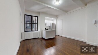 140 E 46th St in New York, NY - Building Photo
