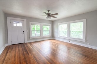 329 Flores St in Lockhart, TX - Building Photo - Building Photo