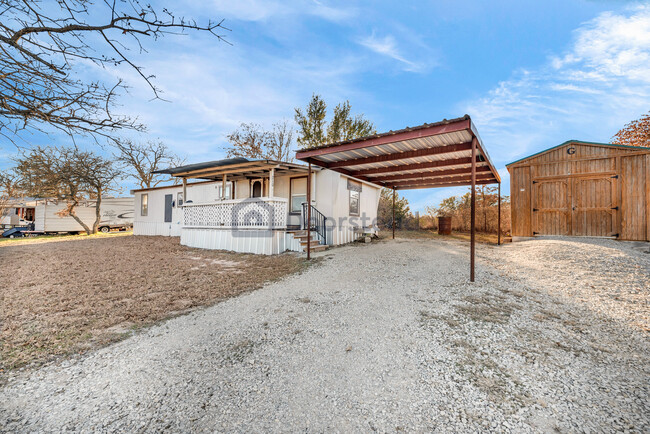 210 Private Road 2358 in Decatur, TX - Foto de edificio - Building Photo