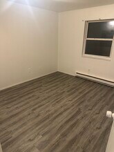 4476 3rd St, Unit Unit B in Columbiaville, MI - Foto de edificio - Building Photo