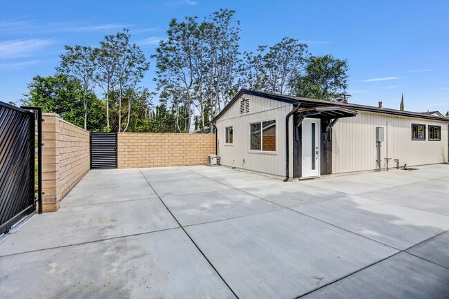 20738 Bryant St in Winnetka, CA - Building Photo - Building Photo