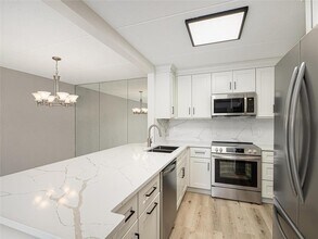 10411 Cedar Lk Rd S-Unit -411 in Minnetonka, MN - Building Photo - Building Photo