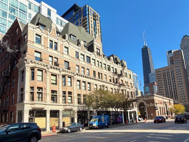 102 W Chicago Ave, Unit S