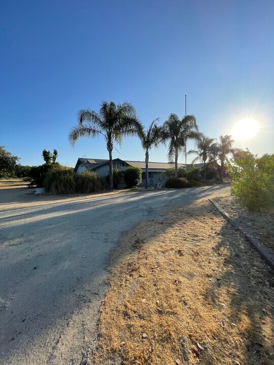 12066 Idaho Ave in Hanford, CA - Building Photo