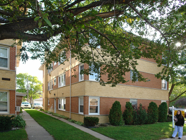 6110 W Peterson Ave in Chicago, IL - Building Photo - Building Photo