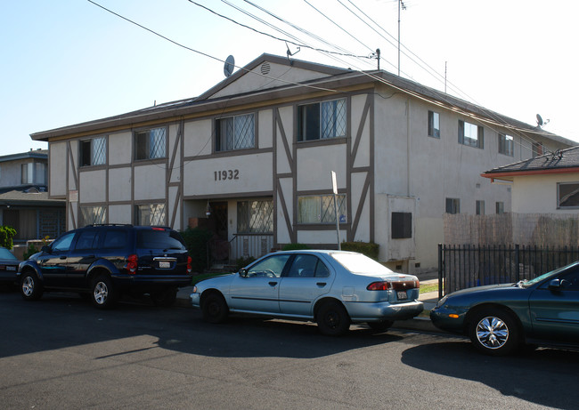 11932 Manor Dr in Hawthorne, CA - Building Photo - Building Photo